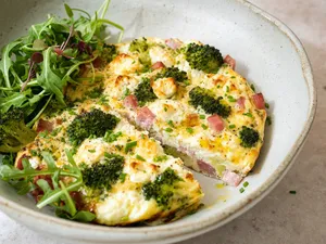 Quiche sans pâte brocoli, jambon & chèvre frais