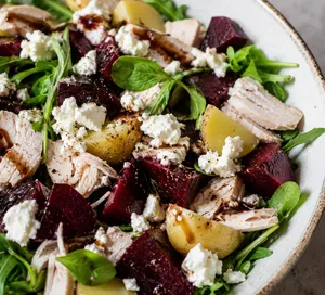 Salade betterave, pommes de terre, poulet & feta