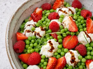 Salade petits pois, fruits rouges & cottage