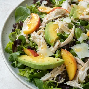 Salade poulet, pêche & avocat