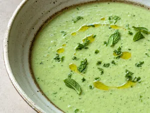 Soupe froide courgette, concombre & menthe