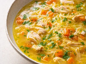 Soupe nouilles, carottes & poulet
